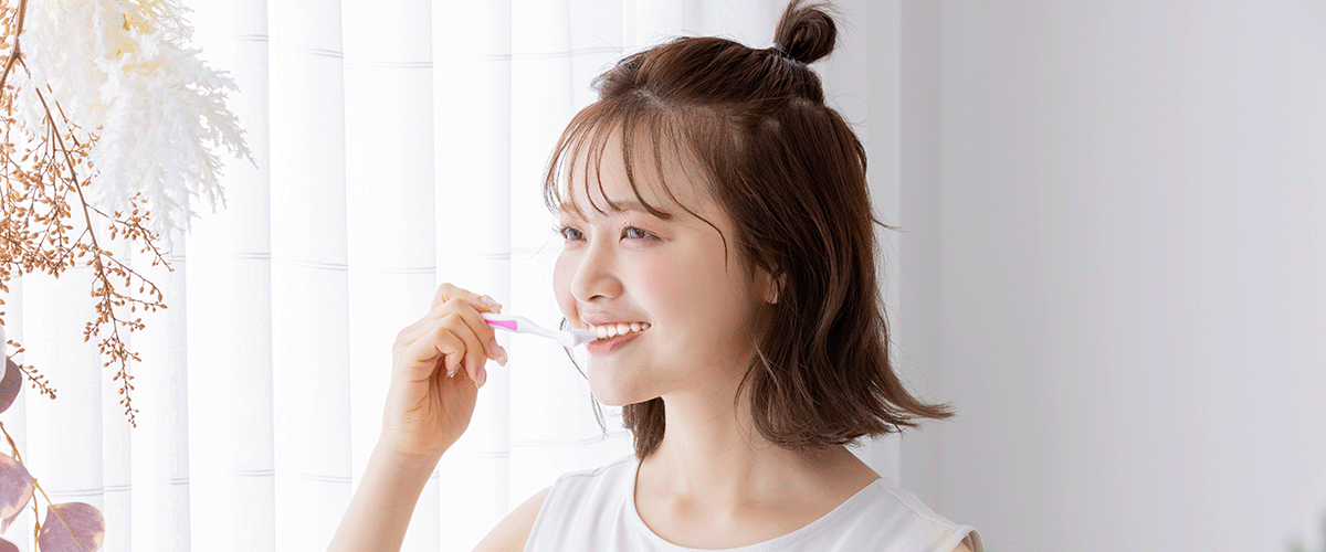 歯をみがく女性