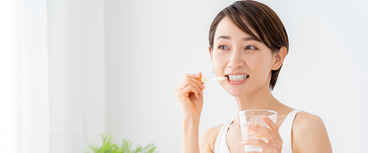 歯をみがく女性