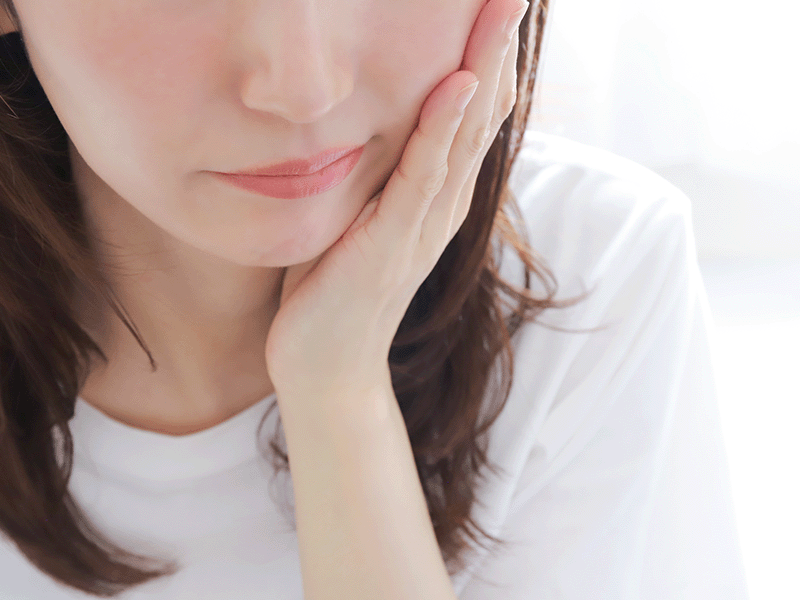 口を押える女性