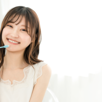 歯ブラシを持つ女性