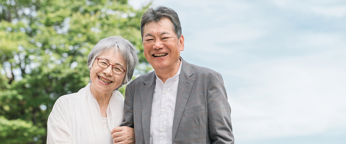 笑顔の老夫婦