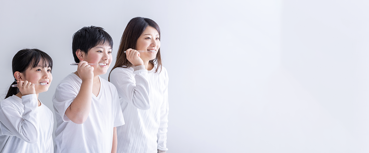 歯磨きする親子