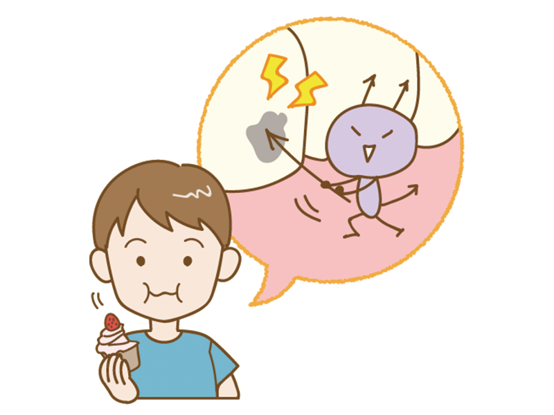 ケーキを食べるこども