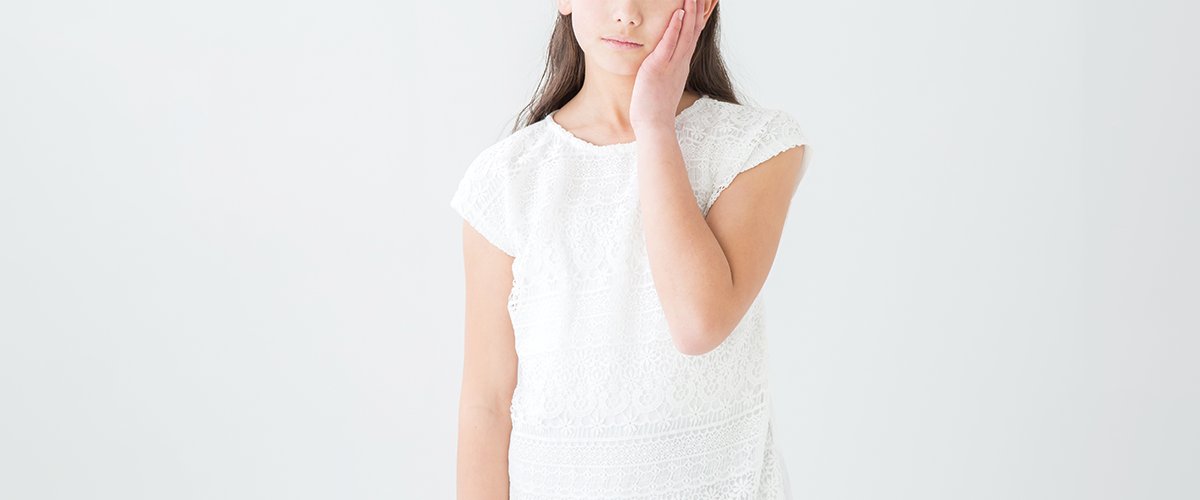 方を抑える女性