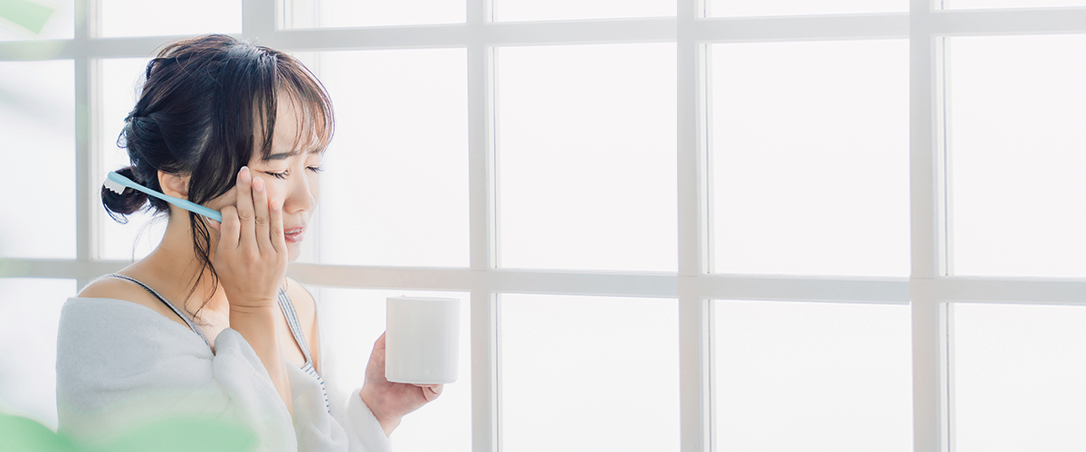 歯が痛む女性